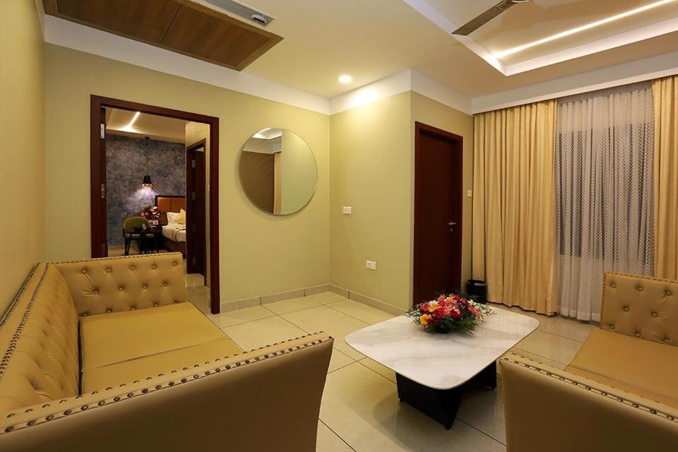 Hotel New York Square Kottayam Extérieur photo