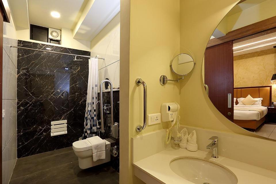 Hotel New York Square Kottayam Extérieur photo