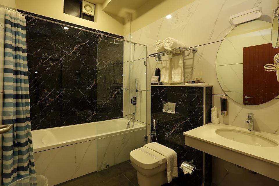 Hotel New York Square Kottayam Extérieur photo