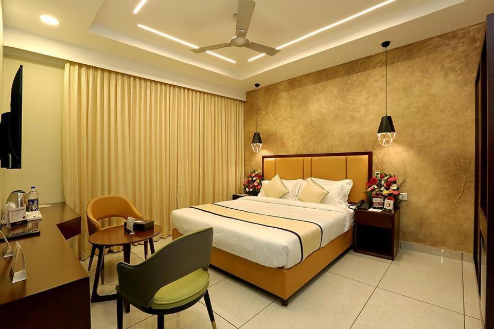 Hotel New York Square Kottayam Extérieur photo