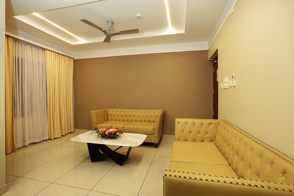 Hotel New York Square Kottayam Extérieur photo