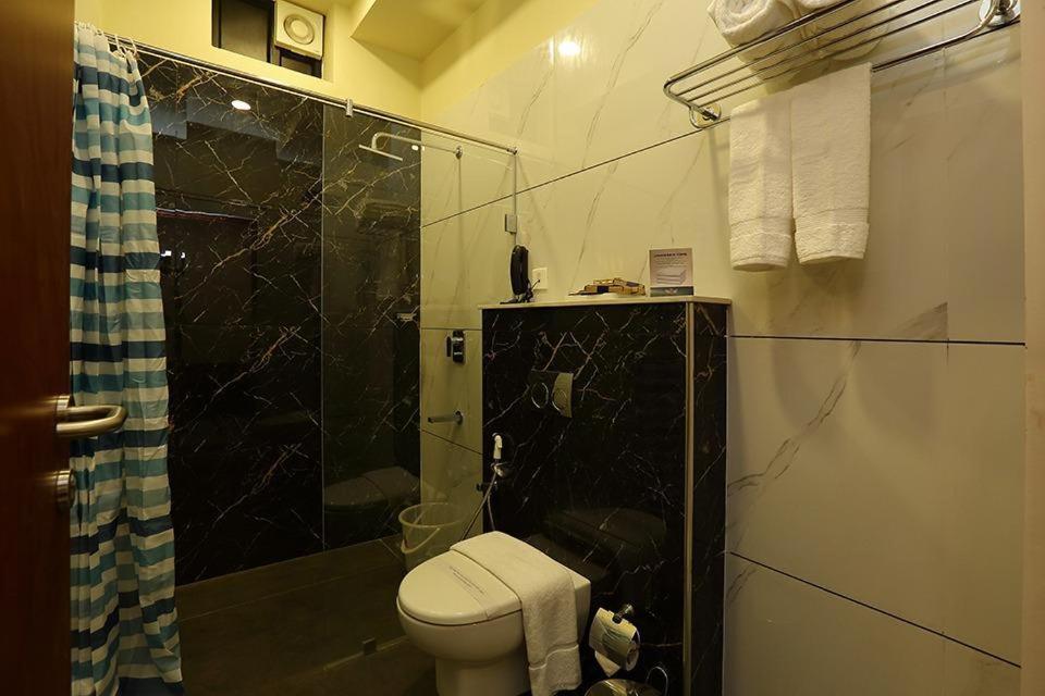 Hotel New York Square Kottayam Extérieur photo