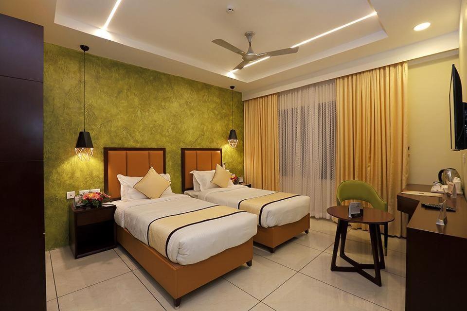 Hotel New York Square Kottayam Extérieur photo