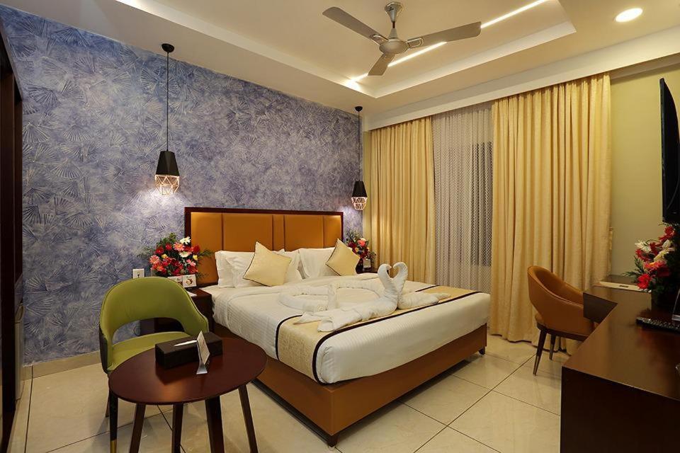 Hotel New York Square Kottayam Extérieur photo