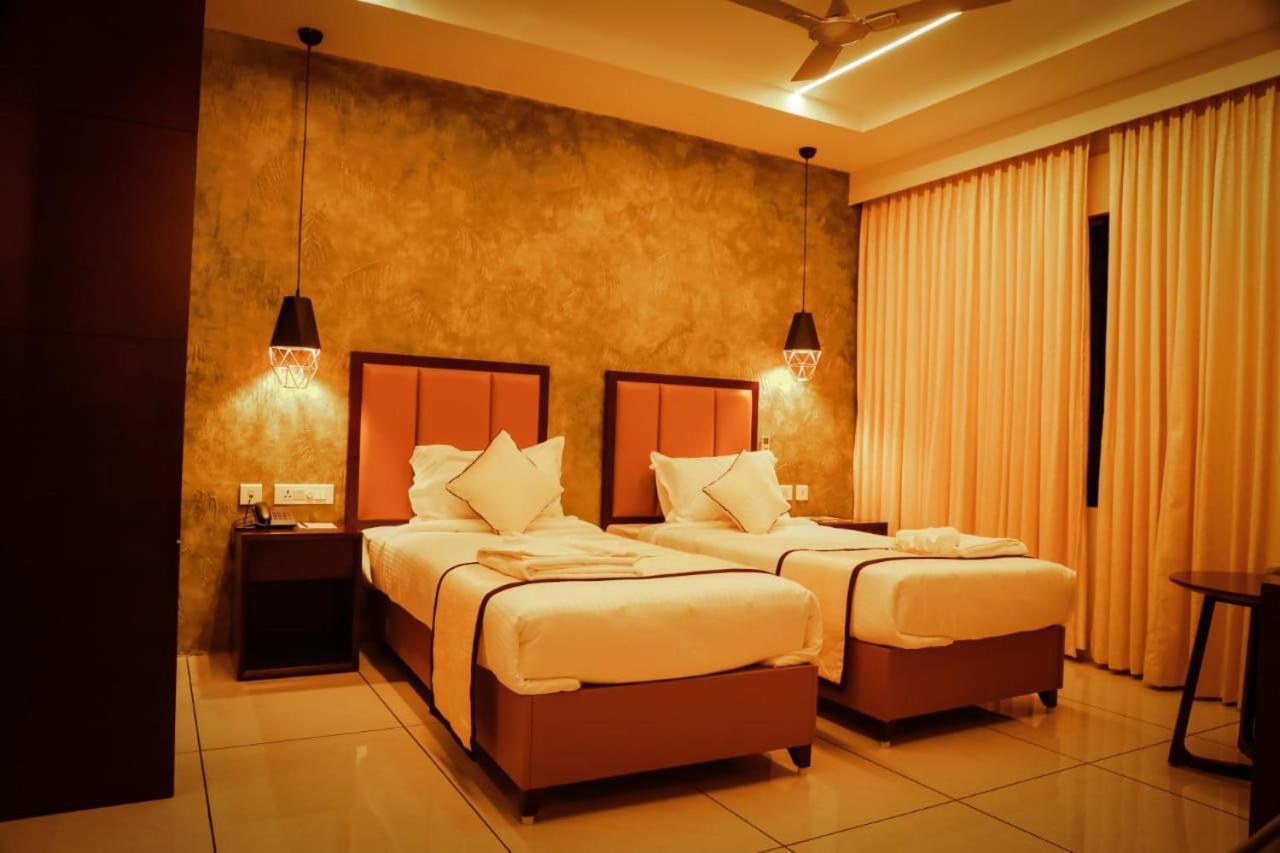 Hotel New York Square Kottayam Extérieur photo