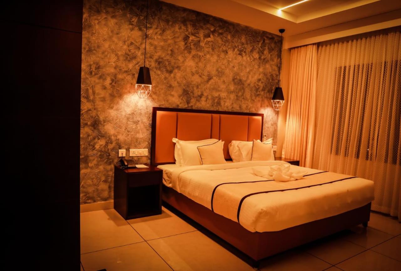 Hotel New York Square Kottayam Extérieur photo