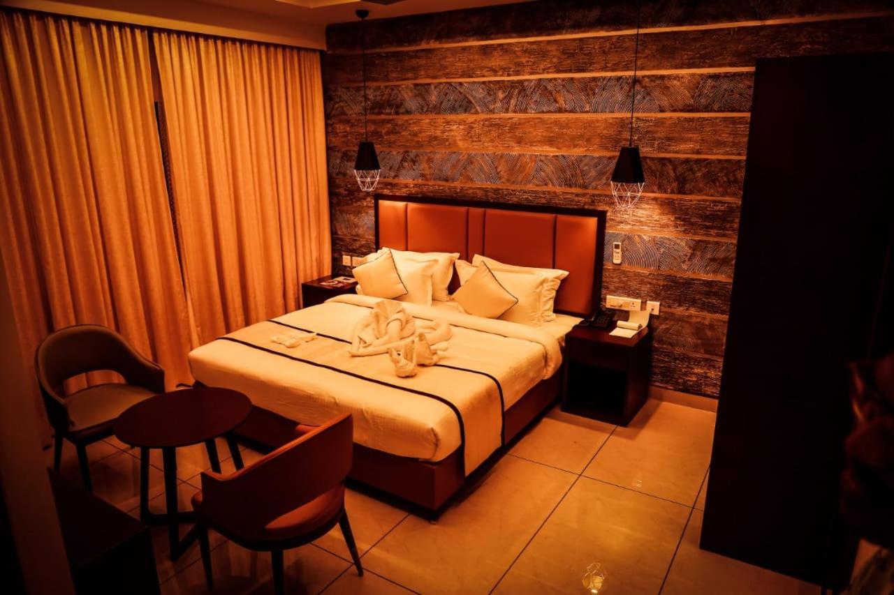Hotel New York Square Kottayam Extérieur photo